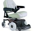 Jazzy 1103 Ultra :: With a dual motor mid wheel design and a on board battery design